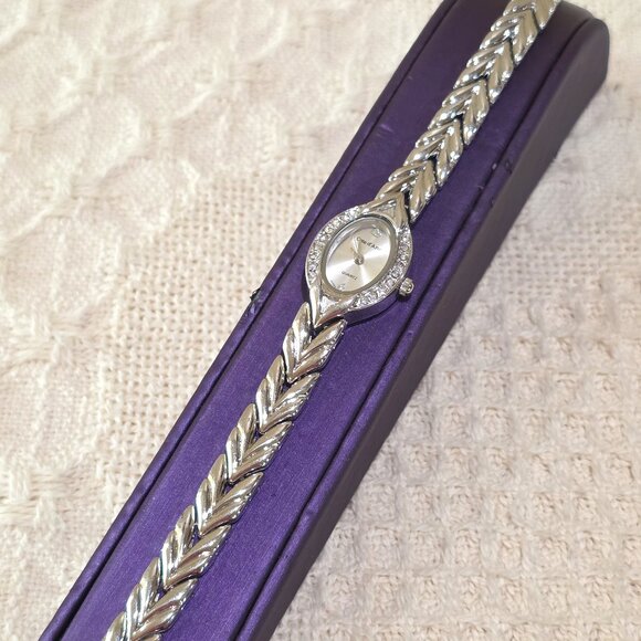 Cote d'Azur Silver Oval Face Crystal Accent Bezel Link Band Women's Watch Works - Picture 3 of 15